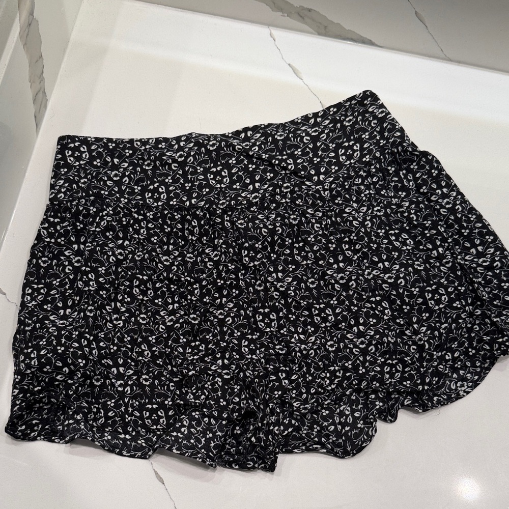 AEO Cottagecore boho black and White Floral Flowy Shorts